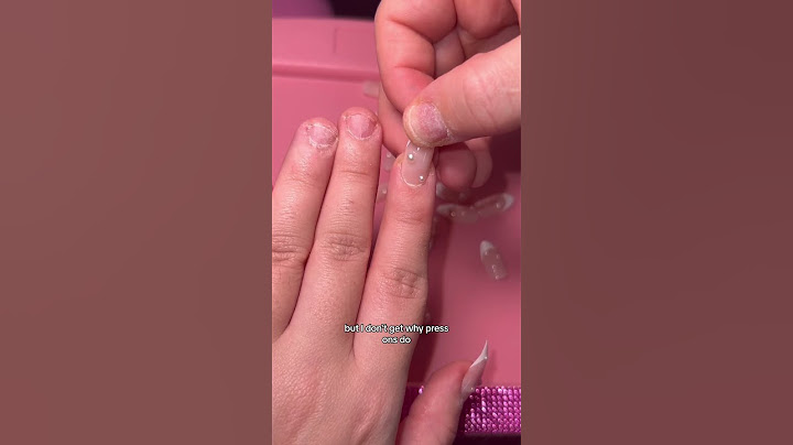 Doing my nails in my car 💅🏼 #nails #pressonnails #beauty #beautyhacks