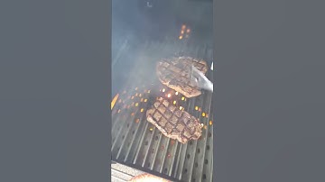 Yoder pellet smoker with grill grates