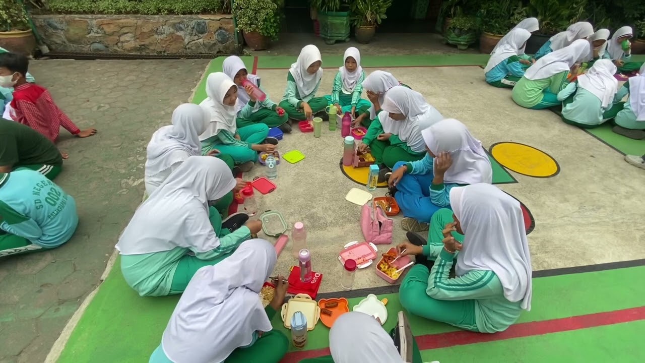Kegiatan senam sehat dan Jumat bersih bersama guru , siswa dan komite sekolah di sdn 002