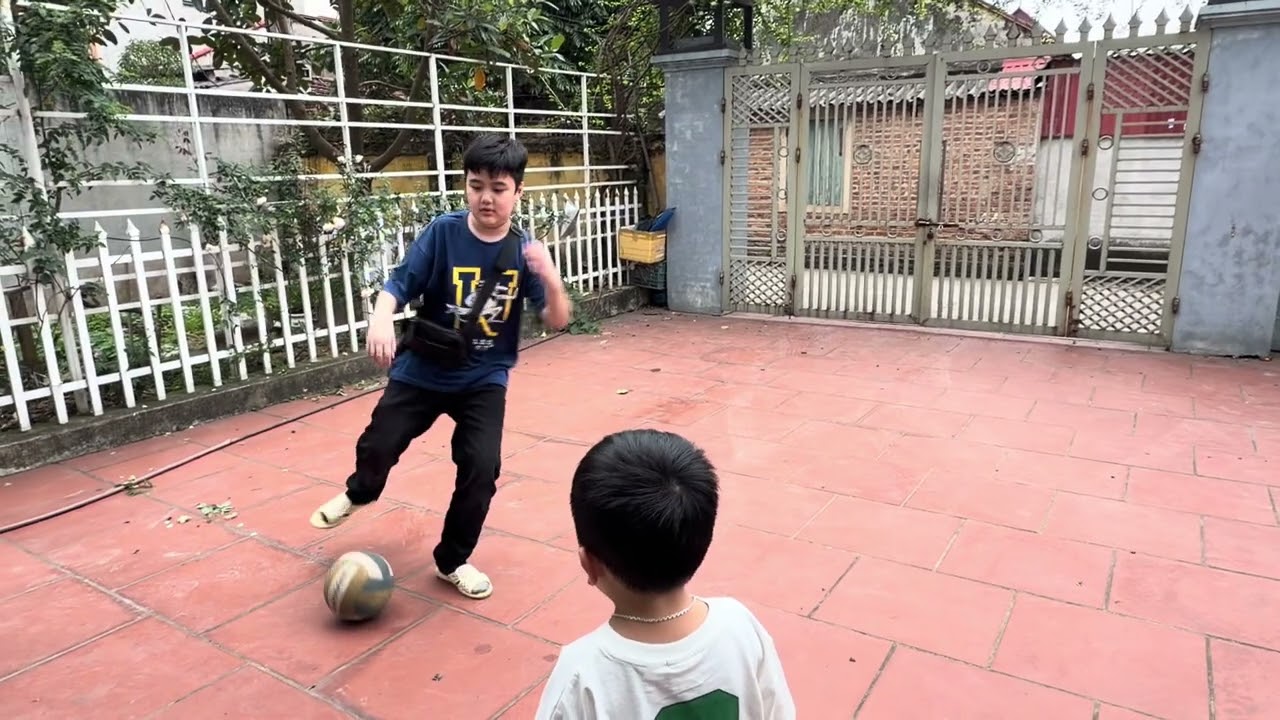 Khang đá bóng với a Khuê