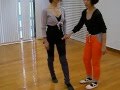 骨盤と脚を固めず軽やかに歩く