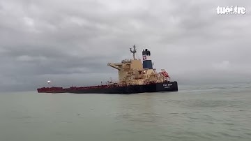 Tàu chở 174 000 tấn quặng mắc cạn, nguy cơ chim gây tran dâu tại Dung Quất