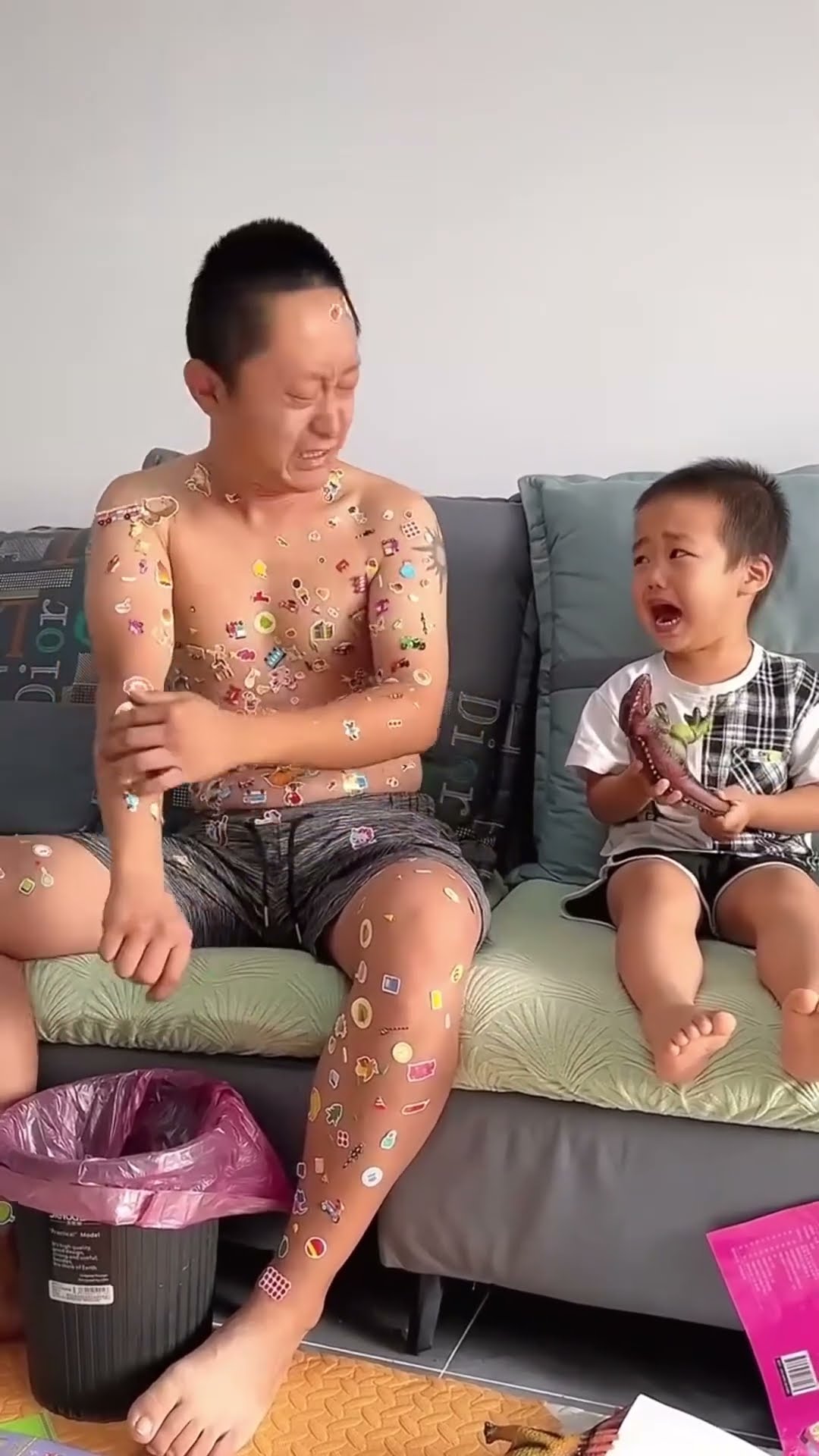 While his father was sleeping  Mi Bao pasted stickers on his whole body# Cute baby#Cute# cute littl