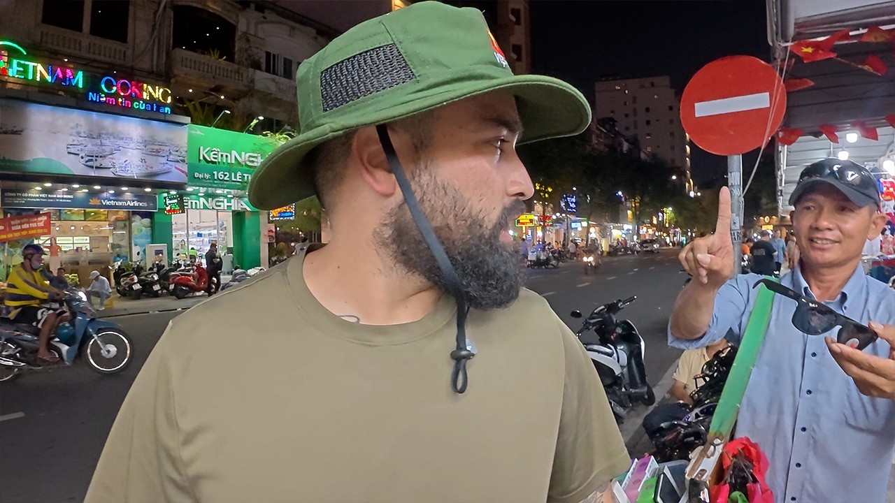 “They’re Ready to Sell You Anything in Vietnam 🇻🇳” – Video “They’re Ready to Sell You Anything in Vietnam 🇻🇳” – Video