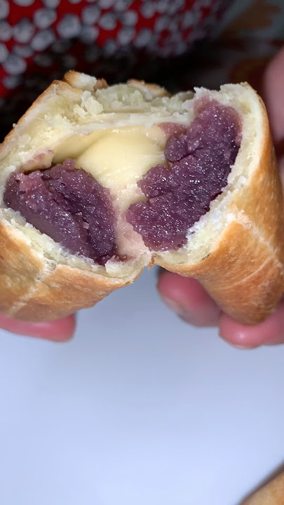 Trying Ube Empanada!👀 #empanada #recipe #empanadarecipe #ubeflavor #pinoyfood #filipinofood #shorts