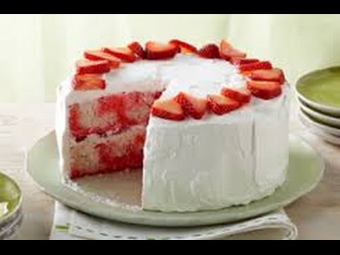 Gâteau à L'éponge Ronde Aux Fraises Sur Planche En Bois Photo stock - Image  du cuit, baie: 220478622