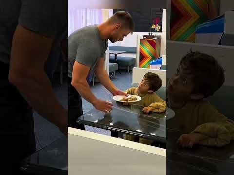 لطف النادل غي ر يومه محتاج للمساعدة لطف فيديو قصير