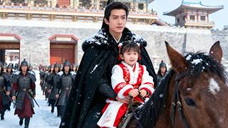 Le Prince, Émerveillé De Découvrir Sa Fille De 5 Ans, Laccueille À La Maison Et La Couvre De Tendre