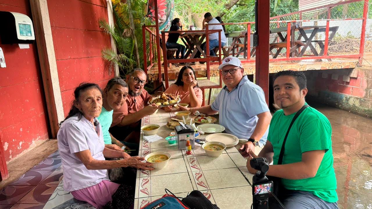 Irl con la abuela buscado sopa de gallina El Salvador