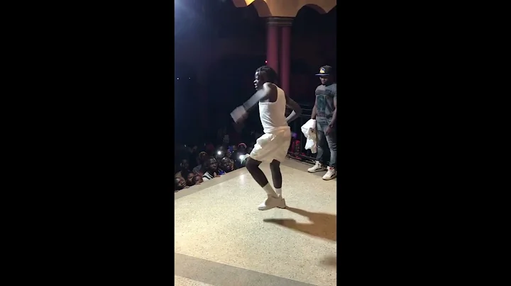 Omuyimbi KID DEE Amenyekedde Ku Stage Nga Aziina S...