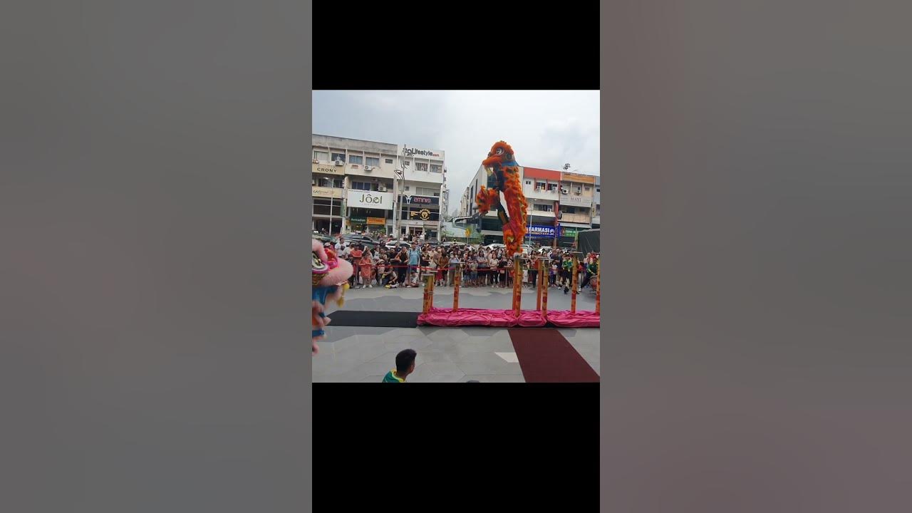 Acrobatic Lion Dance - Amazing Double Flip Over Landing Acrobatic Lion Dance - Amazing Double Flip Over Landing