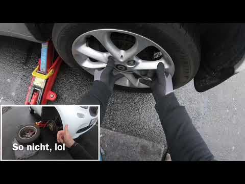 PKW festgerostete Aluminium Felge von Radnabe entfernen mit Bolzen und Hammer Reifen lösen Anleitung