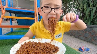 Cậu Bé Lanh Chanh Tranh Giành Mì Tương Đen Với Anh - Dạy Bé Biết Chia Sẻ  Với Anh! Thầy Thái Vlog screenshot 2