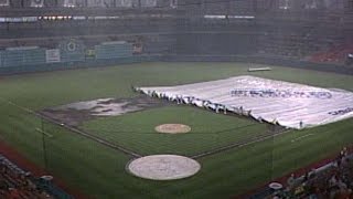 NYM@FLA: Grounds crew wrestles with tarp in Miami