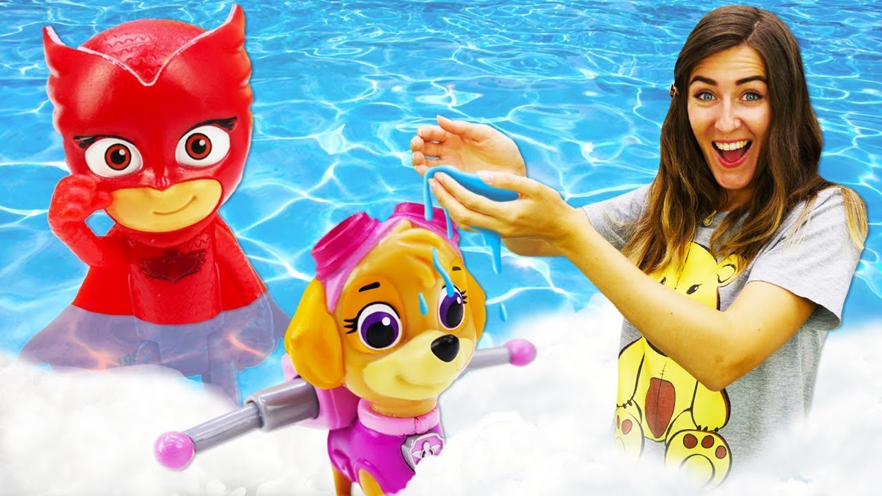 ⁣Juegos en la piscina con la Patrulla Canina. La Guardería Infantil. Vídeos de juguetes de PJ Masks.