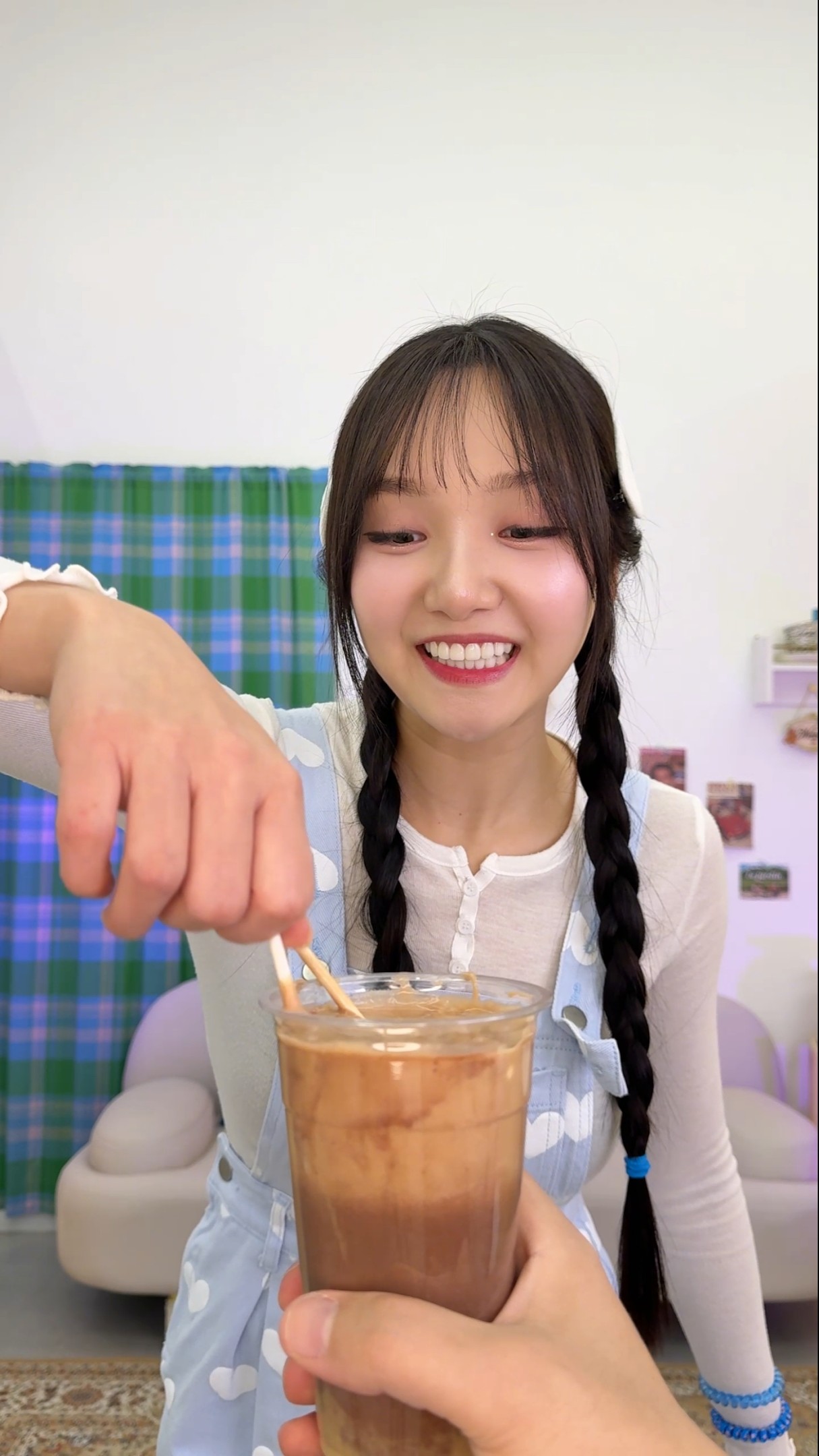 친절한 소녀의 초코 아이스크림 캔디 먹기