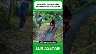 Pemotor Ini Jadi Tidak Fokus Setelah Menyapa Tetangganya