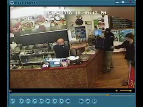 Ignoró a un ladrón que entró a su local para robarle y lo hizo fracasar en su intento