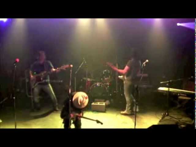 Dorian Taj performs "Strike" at Double Door auf YouTube ansehen Dorian Taj performs "Strike" at Double Door auf YouTube ansehen