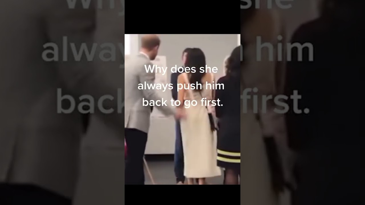 #Short She actually shoved him out of the way #meghan #harry adlı videoyu YouTube'da izle #Short She actually shoved him out of the way #meghan #harry adlı videoyu YouTube'da izle