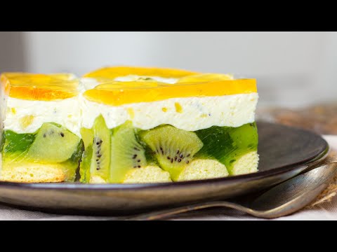 Sponge cakes, jelly and kiwi, no-bake recipe