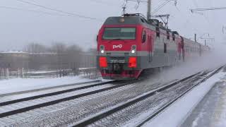 Пассажирские поезда пролетают зимой на скорости