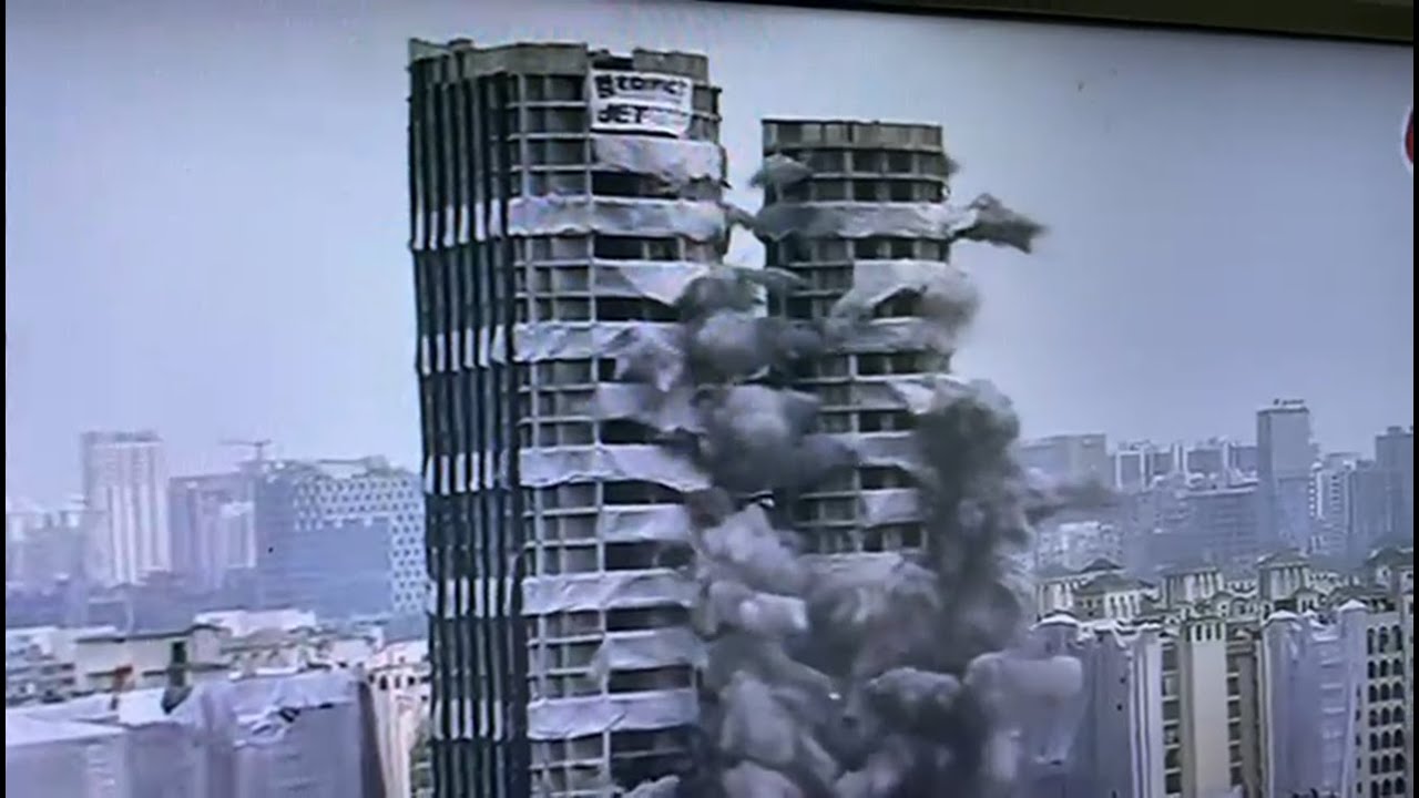 Watch Video of Last Minute of Supertech Noida Twin Tower Demolition | Live Blast