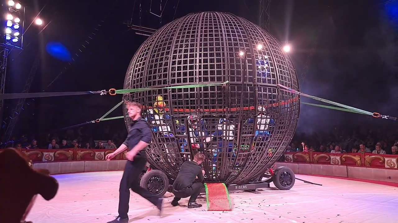 Krefelder Weihnacht Circus 28-12-2024  Globe of Death met Hellriders - Andres Torres R