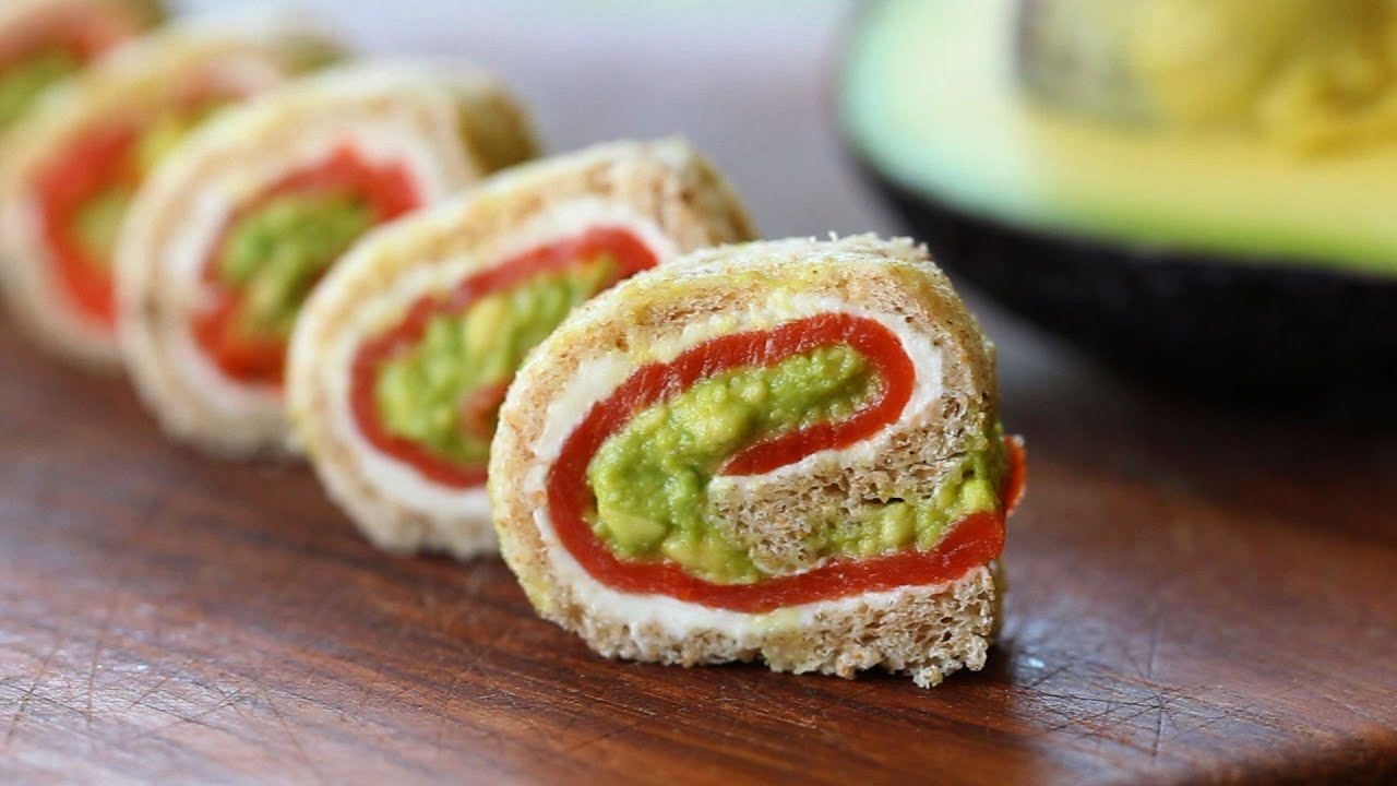 Smoked salmon avocado rolls recipe | BuonaPappa