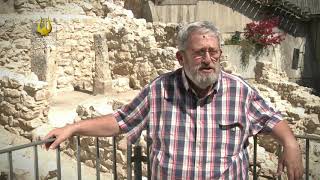 אלון דה גרוט על מבנה האבן המדורג בשטח G