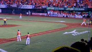 2009 Taiwan Series G6 兄弟象 V.S. 統一獅 in 台南 (15局下 陳江和趨前 傳向本壘)