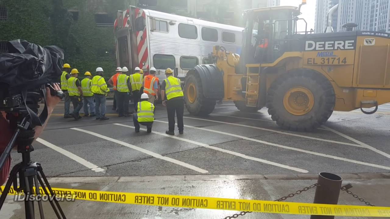 Metra train derails near Union Station in Chicago, IL