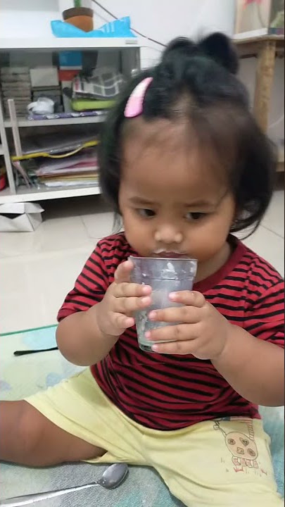 Beby FE makan roti dan susu