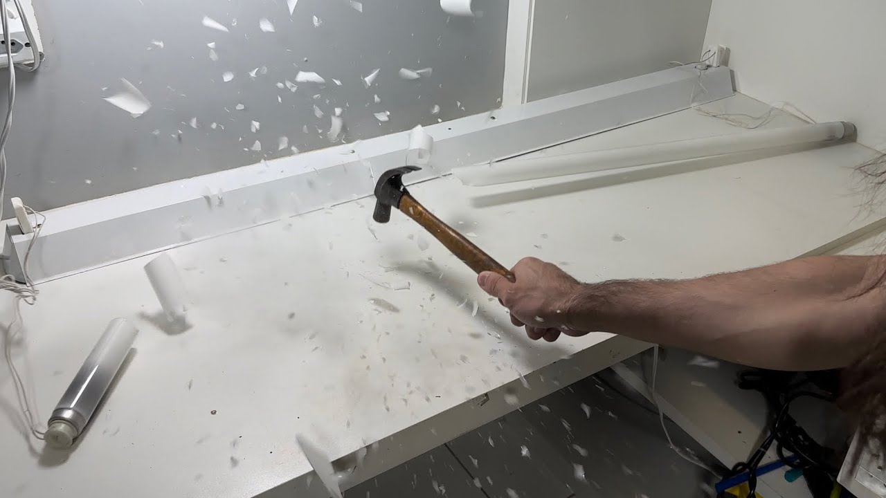 Quebrando lâmpada fluorescente EOL