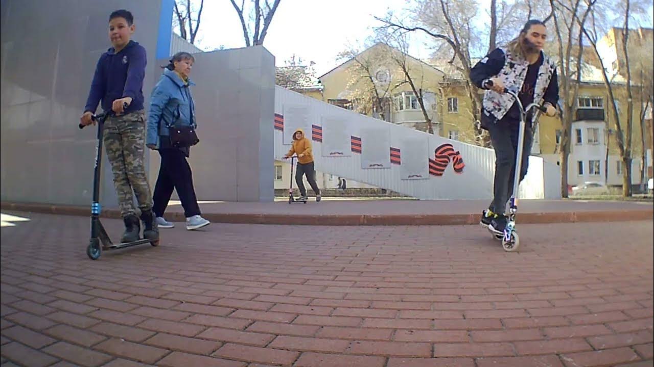Трюк айспик на самокате
