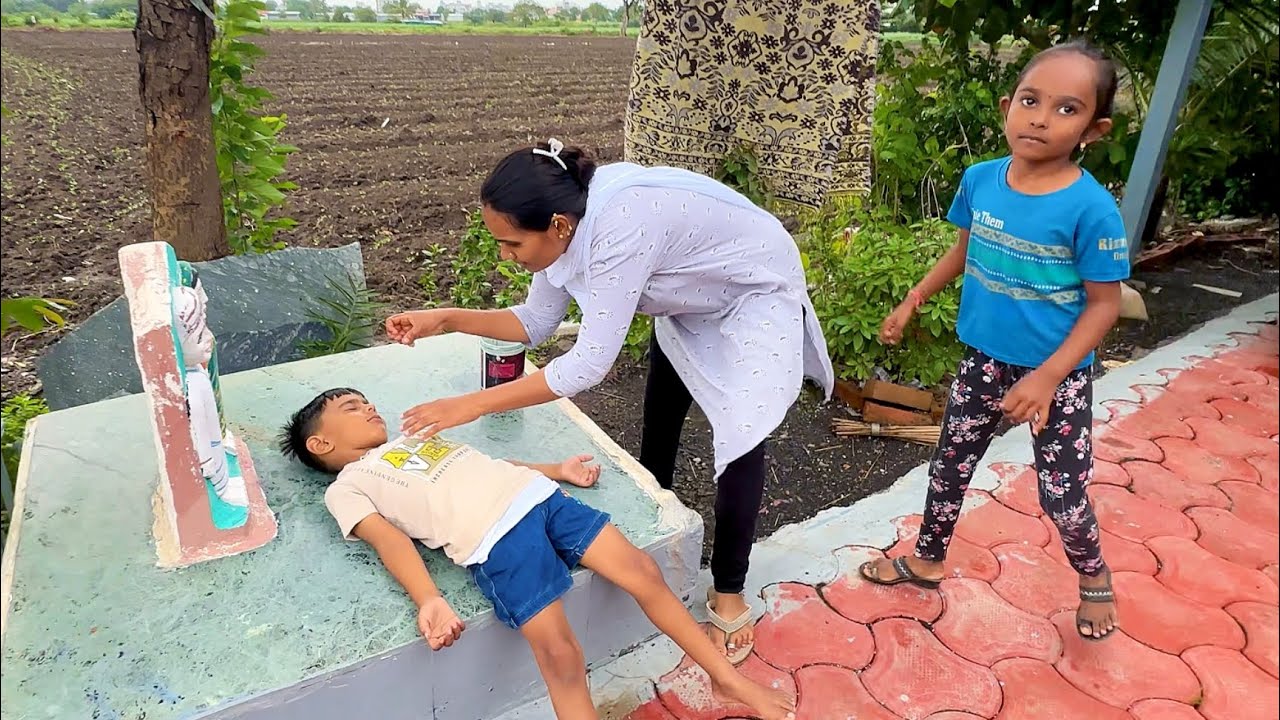 झुरळ चावल्याने माऊली बेशुद्ध पडला 🫢