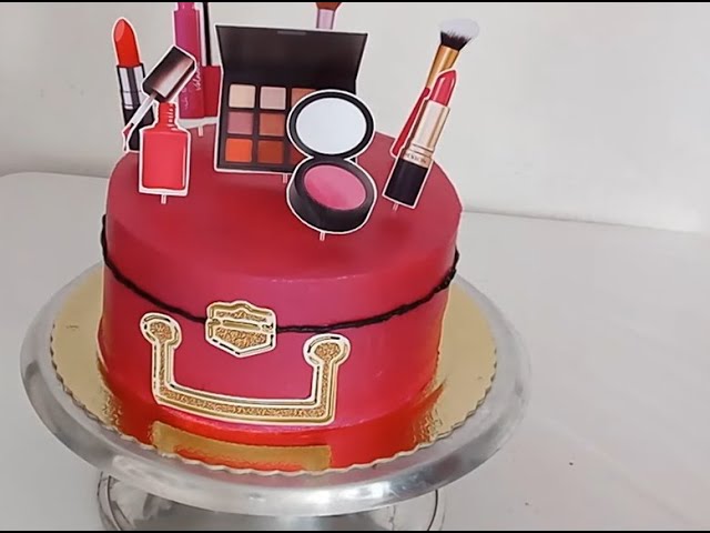 Bolo chantilly topper Maquiagem  Bolos de aniversário de maquiagem, Bolos  de maquiagem, Ideias de bolos