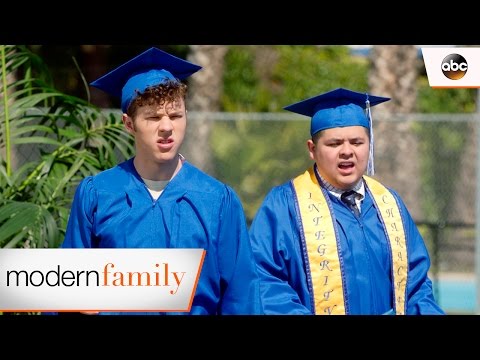 Video: Când a absolvit Nolan Gould liceul?