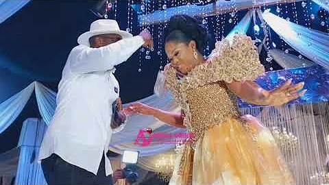 LOVE IN THE AIR..WATCH HOW HRM OBA SALIU OLOWORO SHOWERS WIFE,OLORI BUKOLA $100 BUNDLE ON HER 40TH..