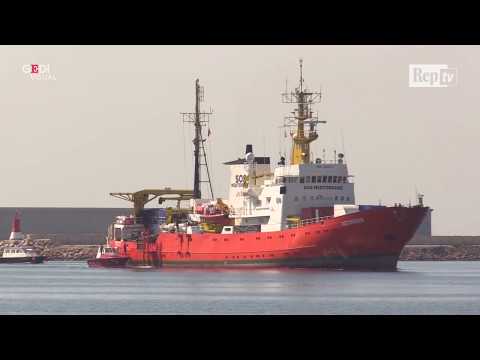 Valencia, Aquarius entra in porto con 106 migranti dopo quasi 10 giorni in mare