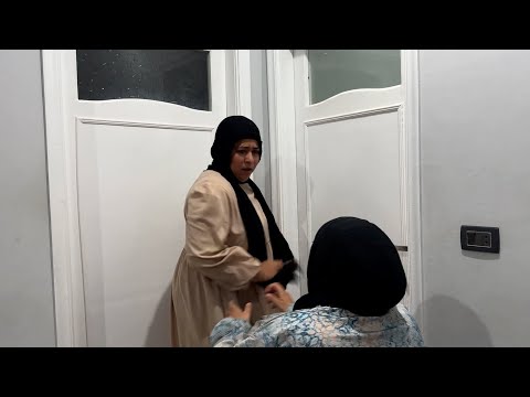 ام شكت فى الامرفاتصلت بابنها عشان يفتح الباب وتعرف مين جوه
