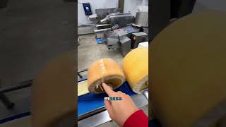 Vem ver como é feito o nosso pastel de pizza #pastelaria #food #fastfood #industria