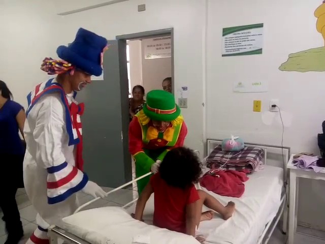 FANTASIADOS DE PATATI E PATATÁ, PMS ENTREGAM PRESENTES EM HOSPITAIS DE UMUARAMA