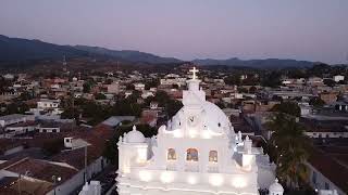 Iglesia San Pedro Apóstol, al fondo la ciudad de Metapán