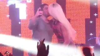 Pabllo Vittar beija fã que invadiu palco [FLEXX CLUB]