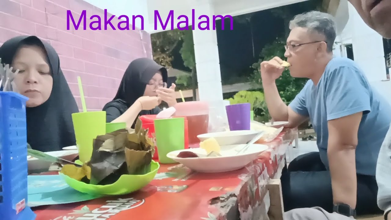 Makan malam bersama keluarga 