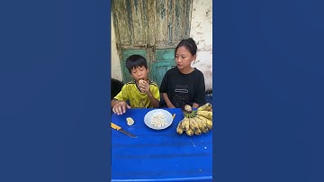 Cậu bé ăn chuối đúng cách - The boy eats bananas properly #shorts #short