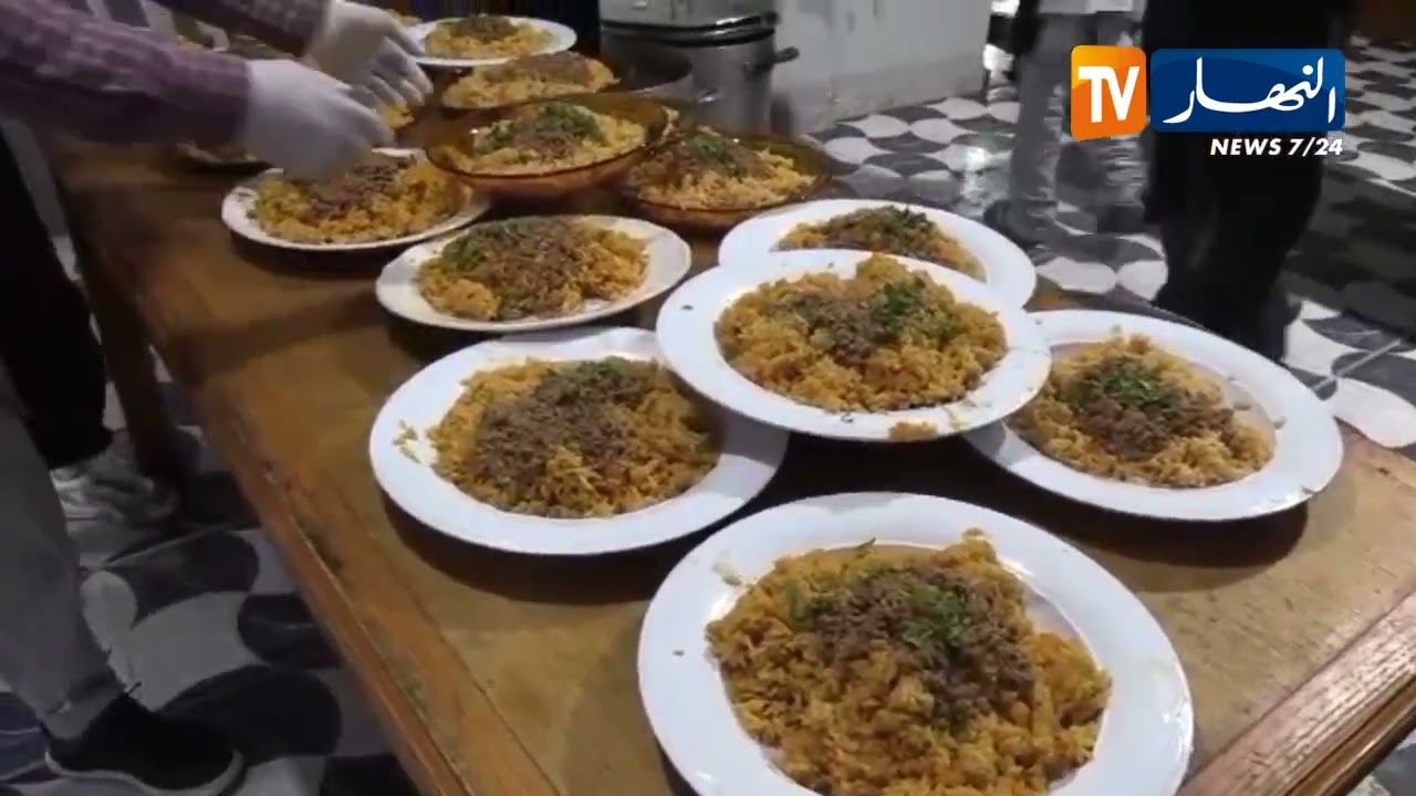 بجاية: شاهد تحضير أكثر من 2000 وجبة ساخنة يوميا بالخيمة العملاقة بأوقاس لافطار عابري السبيل