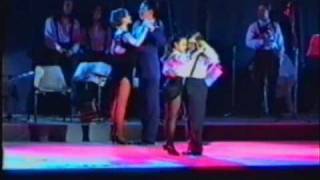 Niños bailan un tango en 1996