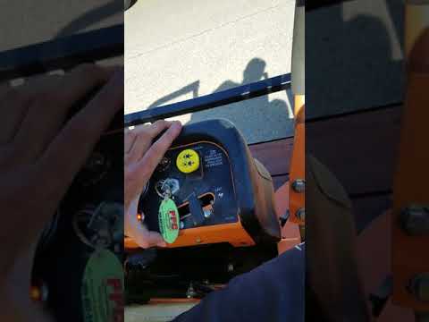 Video: Paano mo ibababa ang deck sa isang Scag mower?